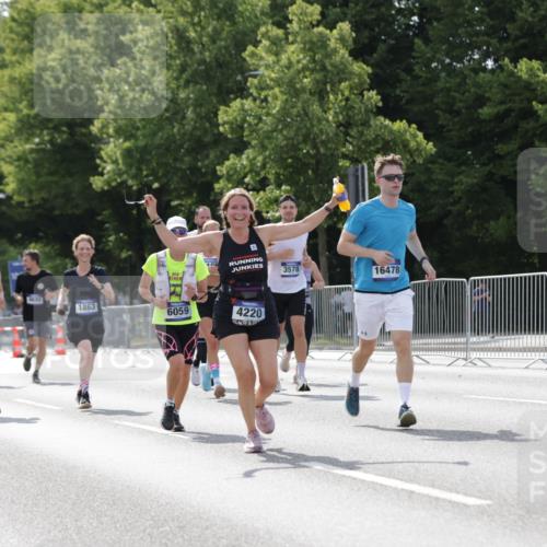 29.06.2025 - hella hamburg halbmarathon Jannik Wohlers http://msf.ph/oto/8139724 29.06.2025 10:04:50 Lombardsbrücke 1863, 2288, 2424, 3071, 3413, 3578, 4220, 6059, 6907, 6908, 7826, 8089, 8999, 9007, 9075, 9165, 9559, 9680, 10694, 12557, 13221, 13327, 13717, 14203, 16092, 16478, 16847, 17707, 18189, 18616, 18617, 19034 meine-sportfotos.de