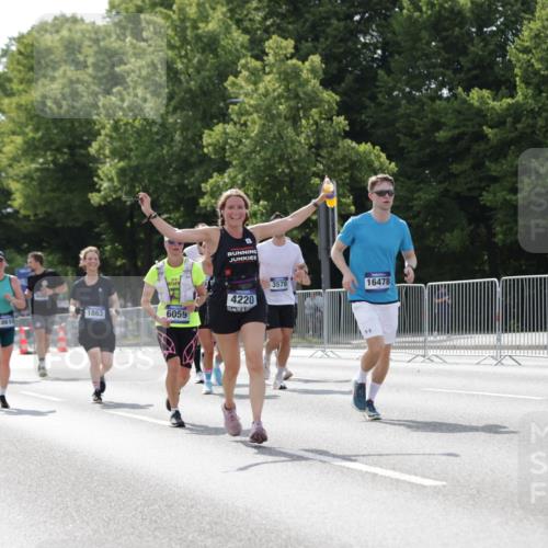 29.06.2025 - hella hamburg halbmarathon Jannik Wohlers http://msf.ph/oto/8139735 29.06.2025 10:04:50 Lombardsbrücke 1863, 2288, 2424, 3071, 3413, 3578, 4220, 6059, 6907, 6908, 7826, 8089, 8999, 9007, 9075, 9165, 9559, 9680, 10694, 12557, 13221, 13327, 13717, 14203, 16092, 16478, 16847, 17707, 18189, 18616, 18617, 19034 meine-sportfotos.de