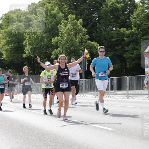 29.06.2025 - hella hamburg halbmarathon Jannik Wohlers http://msf.ph/oto/8139746 29.06.2025 10:04:50 Lombardsbrücke 1863, 2288, 2424, 3071, 3413, 3578, 4220, 6059, 6907, 6908, 7826, 8089, 8999, 9007, 9075, 9165, 9559, 9680, 10694, 12557, 13221, 13327, 13717, 14203, 16092, 16478, 16847, 17707, 18189, 18616, 18617, 19034 meine-sportfotos.de