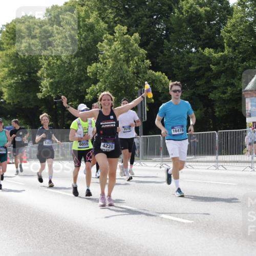 29.06.2025 - hella hamburg halbmarathon Jannik Wohlers http://msf.ph/oto/8139748 29.06.2025 10:04:50 Lombardsbrücke 1863, 2288, 2424, 3071, 3413, 3578, 4220, 6059, 6907, 6908, 7826, 8089, 8999, 9007, 9075, 9165, 9559, 9680, 10694, 12557, 13221, 13327, 13717, 14203, 16092, 16478, 16847, 17707, 18189, 18616, 18617, 19034 meine-sportfotos.de