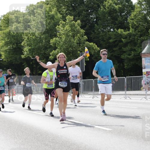 29.06.2025 - hella hamburg halbmarathon Jannik Wohlers http://msf.ph/oto/8139752 29.06.2025 10:04:50 Lombardsbrücke 1863, 2288, 2424, 3071, 3413, 3578, 4220, 6059, 6907, 6908, 7826, 8089, 8999, 9007, 9075, 9165, 9559, 9680, 10694, 12557, 13221, 13327, 13717, 14203, 16092, 16478, 16847, 17707, 18189, 18616, 18617, 19034 meine-sportfotos.de