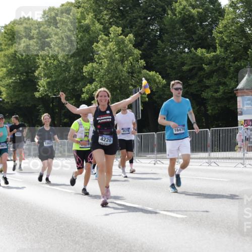 29.06.2025 - hella hamburg halbmarathon Jannik Wohlers http://msf.ph/oto/8139755 29.06.2025 10:04:50 Lombardsbrücke 1863, 2288, 2424, 3071, 3413, 3578, 4220, 6059, 6907, 6908, 7826, 8089, 8999, 9007, 9075, 9165, 9559, 9680, 10694, 12557, 13221, 13327, 13717, 14203, 16092, 16478, 16847, 17707, 18189, 18616, 18617, 19034 meine-sportfotos.de