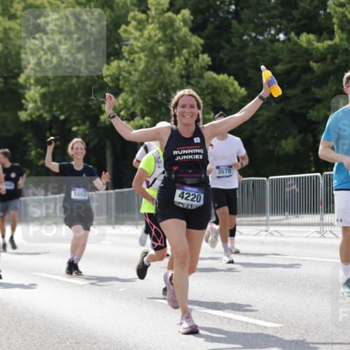 29.06.2025 - hella hamburg halbmarathon Jannik Wohlers http://msf.ph/oto/8139764 29.06.2025 10:04:51 Lombardsbrücke 1863, 2288, 3071, 3413, 3578, 4220, 6059, 6907, 6908, 7826, 8089, 8999, 9007, 9075, 9165, 9559, 9680, 10694, 12557, 13221, 13327, 13717, 14203, 16092, 16478, 16847, 17707, 18189, 18616, 18617, 19034 meine-sportfotos.de