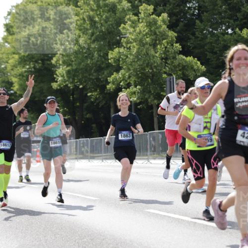 29.06.2025 - hella hamburg halbmarathon Jannik Wohlers http://msf.ph/oto/8139770 29.06.2025 10:04:52 Lombardsbrücke 1863, 2288, 2298, 3578, 4220, 5073, 6059, 6907, 6908, 7826, 8999, 9007, 9075, 9165, 9559, 9680, 10694, 12557, 13221, 13327, 13717, 14203, 16092, 16478, 16847, 17707, 18189, 18616, 18617, 19034 meine-sportfotos.de
