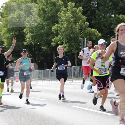 29.06.2025 - hella hamburg halbmarathon Jannik Wohlers http://msf.ph/oto/8139773 29.06.2025 10:04:52 Lombardsbrücke 1863, 2288, 2298, 3578, 4220, 5073, 6059, 6907, 6908, 7826, 8999, 9007, 9075, 9165, 9559, 9680, 10694, 12557, 13221, 13327, 13717, 14203, 16092, 16478, 16847, 17707, 18189, 18616, 18617, 19034 meine-sportfotos.de