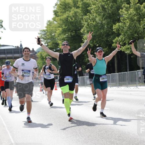 29.06.2025 - hella hamburg halbmarathon Jannik Wohlers http://msf.ph/oto/8139787 29.06.2025 10:04:52 Lombardsbrücke 1863, 2288, 2298, 3578, 4220, 5073, 6059, 6907, 6908, 7826, 8999, 9007, 9075, 9165, 9559, 9680, 10694, 12557, 13221, 13327, 13717, 14203, 16092, 16478, 16847, 17707, 18189, 18616, 18617, 19034 meine-sportfotos.de