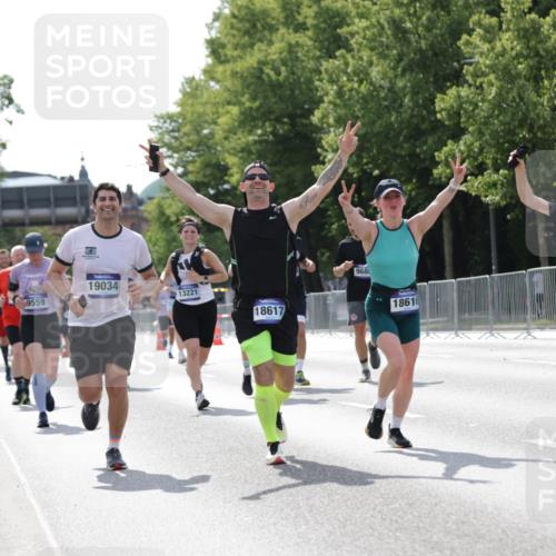 29.06.2025 - hella hamburg halbmarathon Jannik Wohlers http://msf.ph/oto/8139791 29.06.2025 10:04:52 Lombardsbrücke 1863, 2288, 2298, 3578, 4220, 5073, 6059, 6907, 6908, 7826, 8999, 9007, 9075, 9165, 9559, 9680, 10694, 12557, 13221, 13327, 13717, 14203, 16092, 16478, 16847, 17707, 18189, 18616, 18617, 19034 meine-sportfotos.de