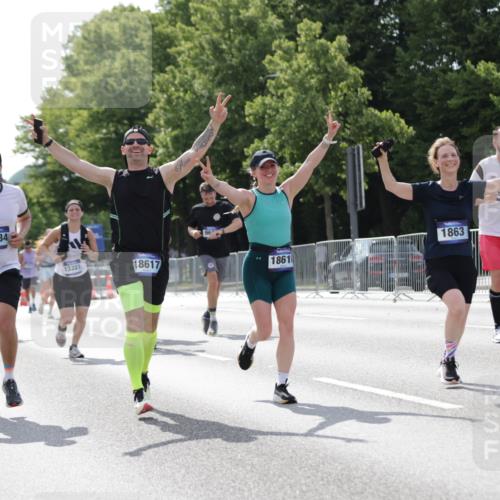 29.06.2025 - hella hamburg halbmarathon Jannik Wohlers http://msf.ph/oto/8139804 29.06.2025 10:04:53 Lombardsbrücke 1863, 2288, 2298, 3578, 4014, 4220, 5073, 6059, 6907, 6908, 7826, 8999, 9007, 9075, 9165, 9559, 9680, 10694, 11784, 12557, 13221, 13717, 14203, 16092, 16478, 16847, 17707, 18616, 18617, 19034 meine-sportfotos.de