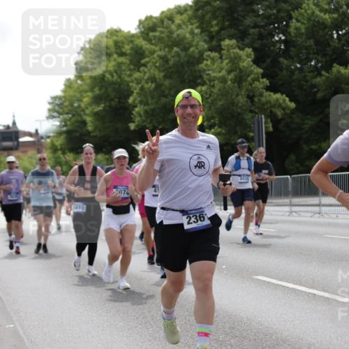 29.06.2025 - hella hamburg halbmarathon Jannik Wohlers http://msf.ph/oto/8139805 29.06.2025 10:42:46 Lombardsbrücke 1149, 1467, 1788, 1816, 2103, 2158, 2267, 2361, 2971, 3074, 3329, 3518, 3638, 3764, 4056, 4177, 4302, 4680, 5067, 5268, 5610, 5720, 5755, 5967, 7043, 7461, 7872, 8184, 8435, 8795, 8991, 9072, 9304, 9644, 9976, 10180, 10536, 11093, 11443, 11649, 11671, 12485, 12603, 13049, 13417, 13526, 13676, 13684, 13685, 13786, 13852, 15246, 15509, 15514, 15717, 16055, 16263, 16264, 16789, 16840, 17609, 17921, 18434, 18435, 18540, 18898, 19031, 19115 meine-sportfotos.de