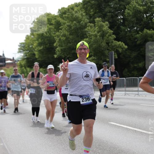 29.06.2025 - hella hamburg halbmarathon Jannik Wohlers http://msf.ph/oto/8139810 29.06.2025 10:42:46 Lombardsbrücke 1149, 1467, 1788, 1816, 2103, 2158, 2267, 2361, 2971, 3074, 3329, 3518, 3638, 3764, 4056, 4177, 4302, 4680, 5067, 5268, 5610, 5720, 5755, 5967, 7043, 7461, 7872, 8184, 8435, 8795, 8991, 9072, 9304, 9644, 9976, 10180, 10536, 11093, 11443, 11649, 11671, 12485, 12603, 13049, 13417, 13526, 13676, 13684, 13685, 13786, 13852, 15246, 15509, 15514, 15717, 16055, 16263, 16264, 16789, 16840, 17609, 17921, 18434, 18435, 18540, 18898, 19031, 19115 meine-sportfotos.de