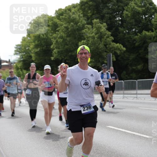29.06.2025 - hella hamburg halbmarathon Jannik Wohlers http://msf.ph/oto/8139816 29.06.2025 10:42:46 Lombardsbrücke 1149, 1467, 1788, 1816, 2103, 2158, 2267, 2361, 2971, 3074, 3329, 3518, 3638, 3764, 4056, 4177, 4302, 4680, 5067, 5268, 5610, 5720, 5755, 5967, 7043, 7461, 7872, 8184, 8435, 8795, 8991, 9072, 9304, 9644, 9976, 10180, 10536, 11093, 11443, 11649, 11671, 12485, 12603, 13049, 13417, 13526, 13676, 13684, 13685, 13786, 13852, 15246, 15509, 15514, 15717, 16055, 16263, 16264, 16789, 16840, 17609, 17921, 18434, 18435, 18540, 18898, 19031, 19115 meine-sportfotos.de