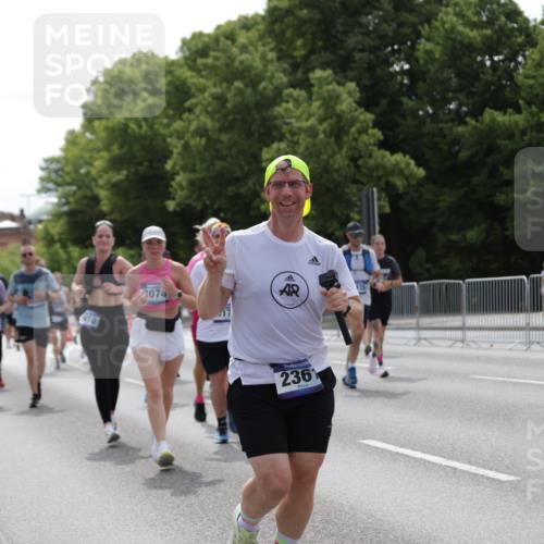 29.06.2025 - hella hamburg halbmarathon Jannik Wohlers http://msf.ph/oto/8139820 29.06.2025 10:42:46 Lombardsbrücke 1149, 1467, 1788, 1816, 2103, 2158, 2267, 2361, 2971, 3074, 3329, 3518, 3638, 3764, 4056, 4177, 4302, 4680, 5067, 5268, 5610, 5720, 5755, 5967, 7043, 7461, 7872, 8184, 8435, 8795, 8991, 9072, 9304, 9644, 9976, 10180, 10536, 11093, 11443, 11649, 11671, 12485, 12603, 13049, 13417, 13526, 13676, 13684, 13685, 13786, 13852, 15246, 15509, 15514, 15717, 16055, 16263, 16264, 16789, 16840, 17609, 17921, 18434, 18435, 18540, 18898, 19031, 19115 meine-sportfotos.de