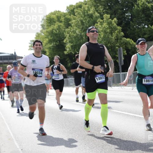 29.06.2025 - hella hamburg halbmarathon Jannik Wohlers http://msf.ph/oto/8139829 29.06.2025 10:04:54 Lombardsbrücke 1863, 1981, 2288, 2298, 3578, 4014, 4220, 5073, 6059, 6907, 6908, 7826, 8999, 9007, 9075, 9165, 9559, 9680, 10694, 11784, 12557, 13221, 13717, 14203, 16092, 16478, 16847, 17707, 18616, 18617, 19034 meine-sportfotos.de
