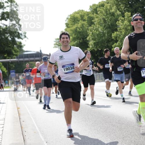 29.06.2025 - hella hamburg halbmarathon Jannik Wohlers http://msf.ph/oto/8139832 29.06.2025 10:04:54 Lombardsbrücke 1863, 1981, 2288, 2298, 3578, 4014, 4220, 5073, 6059, 6907, 6908, 7826, 8999, 9007, 9075, 9165, 9559, 9680, 10694, 11784, 12557, 13221, 13717, 14203, 16092, 16478, 16847, 17707, 18616, 18617, 19034 meine-sportfotos.de