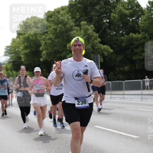 29.06.2025 - hella hamburg halbmarathon Jannik Wohlers http://msf.ph/oto/8139833 29.06.2025 10:42:47 Lombardsbrücke 1149, 1467, 1788, 1816, 2103, 2158, 2267, 2361, 2971, 3074, 3329, 3518, 3638, 4056, 4177, 4302, 4680, 5067, 5268, 5610, 5720, 5755, 5967, 7043, 7461, 7872, 8184, 8435, 8795, 8991, 9072, 9304, 9644, 9976, 10180, 10536, 11093, 11443, 11649, 11671, 12485, 12603, 13417, 13526, 13676, 13684, 13685, 13786, 13852, 15246, 15509, 15514, 15717, 16055, 16263, 16264, 16789, 16840, 17609, 17921, 18434, 18435, 18540, 18898, 19031, 19115 meine-sportfotos.de