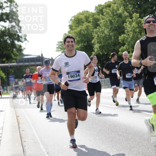 29.06.2025 - hella hamburg halbmarathon Jannik Wohlers http://msf.ph/oto/8139835 29.06.2025 10:04:54 Lombardsbrücke 1863, 1981, 2288, 2298, 3578, 4014, 4220, 5073, 6059, 6907, 6908, 7826, 8999, 9007, 9075, 9165, 9559, 9680, 10694, 11784, 12557, 13221, 13717, 14203, 16092, 16478, 16847, 17707, 18616, 18617, 19034 meine-sportfotos.de