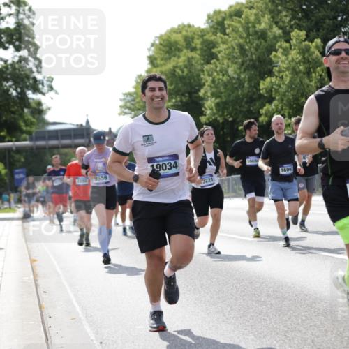 29.06.2025 - hella hamburg halbmarathon Jannik Wohlers http://msf.ph/oto/8139839 29.06.2025 10:04:54 Lombardsbrücke 1863, 1981, 2288, 2298, 3578, 4014, 4220, 5073, 6059, 6907, 6908, 7826, 8999, 9007, 9075, 9165, 9559, 9680, 10694, 11784, 12557, 13221, 13717, 14203, 16092, 16478, 16847, 17707, 18616, 18617, 19034 meine-sportfotos.de