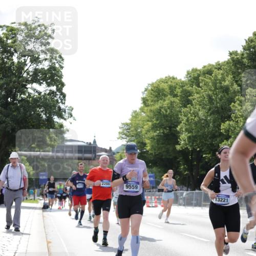 29.06.2025 - hella hamburg halbmarathon Jannik Wohlers http://msf.ph/oto/8139842 29.06.2025 10:04:55 Lombardsbrücke 1863, 1981, 2288, 2298, 3578, 4014, 4220, 5073, 6059, 7826, 8999, 9007, 9075, 9165, 9559, 9680, 10694, 11784, 11873, 12557, 13221, 13717, 14203, 16092, 16478, 16546, 16847, 17707, 18616, 18617, 19034 meine-sportfotos.de