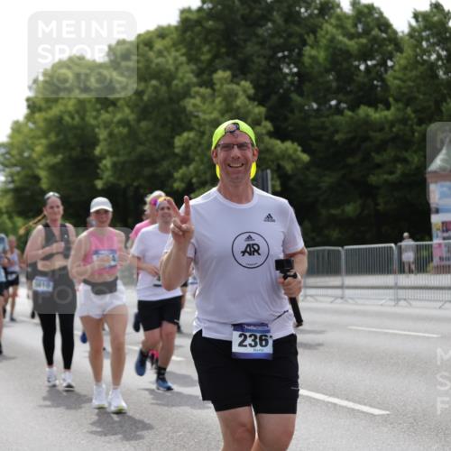29.06.2025 - hella hamburg halbmarathon Jannik Wohlers http://msf.ph/oto/8139851 29.06.2025 10:42:47 Lombardsbrücke 1149, 1467, 1788, 1816, 2103, 2158, 2267, 2361, 2971, 3074, 3329, 3518, 3638, 4056, 4177, 4302, 4680, 5067, 5268, 5610, 5720, 5755, 5967, 7043, 7461, 7872, 8184, 8435, 8795, 8991, 9072, 9304, 9644, 9976, 10180, 10536, 11093, 11443, 11649, 11671, 12485, 12603, 13417, 13526, 13676, 13684, 13685, 13786, 13852, 15246, 15509, 15514, 15717, 16055, 16263, 16264, 16789, 16840, 17609, 17921, 18434, 18435, 18540, 18898, 19031, 19115 meine-sportfotos.de
