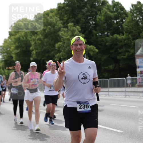 29.06.2025 - hella hamburg halbmarathon Jannik Wohlers http://msf.ph/oto/8139856 29.06.2025 10:42:47 Lombardsbrücke 1149, 1467, 1788, 1816, 2103, 2158, 2267, 2361, 2971, 3074, 3329, 3518, 3638, 4056, 4177, 4302, 4680, 5067, 5268, 5610, 5720, 5755, 5967, 7043, 7461, 7872, 8184, 8435, 8795, 8991, 9072, 9304, 9644, 9976, 10180, 10536, 11093, 11443, 11649, 11671, 12485, 12603, 13417, 13526, 13676, 13684, 13685, 13786, 13852, 15246, 15509, 15514, 15717, 16055, 16263, 16264, 16789, 16840, 17609, 17921, 18434, 18435, 18540, 18898, 19031, 19115 meine-sportfotos.de
