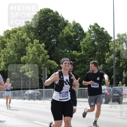 29.06.2025 - hella hamburg halbmarathon Jannik Wohlers http://msf.ph/oto/8139858 29.06.2025 10:04:57 Lombardsbrücke 1863, 1936, 1981, 2288, 2298, 3578, 4014, 4220, 5073, 6059, 7826, 8999, 9007, 9075, 9165, 9559, 9680, 10694, 11784, 11873, 12557, 13221, 13717, 14203, 14465, 14642, 16092, 16478, 16546, 16847, 17707, 18616, 18617, 19034 meine-sportfotos.de
