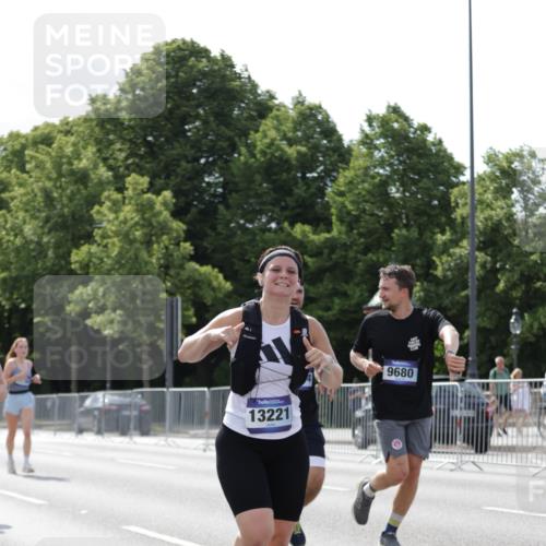 29.06.2025 - hella hamburg halbmarathon Jannik Wohlers http://msf.ph/oto/8139861 29.06.2025 10:04:57 Lombardsbrücke 1863, 1936, 1981, 2288, 2298, 3578, 4014, 4220, 5073, 6059, 7826, 8999, 9007, 9075, 9165, 9559, 9680, 10694, 11784, 11873, 12557, 13221, 13717, 14203, 14465, 14642, 16092, 16478, 16546, 16847, 17707, 18616, 18617, 19034 meine-sportfotos.de