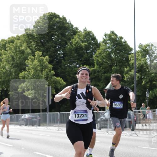 29.06.2025 - hella hamburg halbmarathon Jannik Wohlers http://msf.ph/oto/8139866 29.06.2025 10:04:57 Lombardsbrücke 1863, 1936, 1981, 2288, 2298, 3578, 4014, 4220, 5073, 6059, 7826, 8999, 9007, 9075, 9165, 9559, 9680, 10694, 11784, 11873, 12557, 13221, 13717, 14203, 14465, 14642, 16092, 16478, 16546, 16847, 17707, 18616, 18617, 19034 meine-sportfotos.de