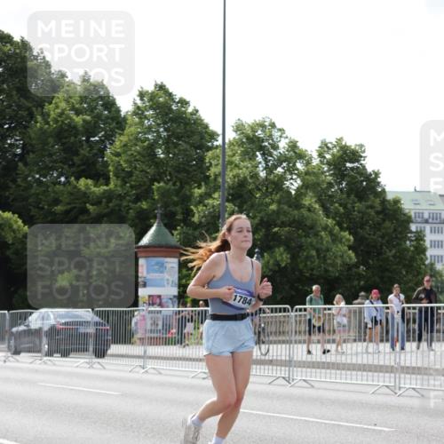 29.06.2025 - hella hamburg halbmarathon Jannik Wohlers http://msf.ph/oto/8139947 29.06.2025 10:05:01 Lombardsbrücke 1863, 1936, 1981, 2288, 2298, 2624, 3578, 4014, 4220, 4782, 5073, 6059, 9075, 9165, 9559, 9680, 9736, 9737, 9738, 10343, 10694, 11784, 11873, 12557, 13221, 14465, 14642, 16092, 16478, 16546, 16847, 18616, 18617, 19034 meine-sportfotos.de