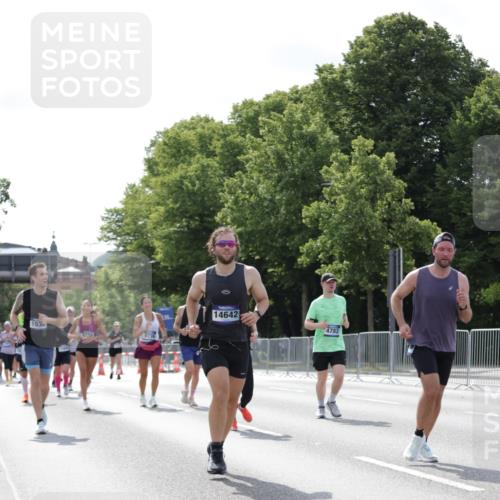 29.06.2025 - hella hamburg halbmarathon Jannik Wohlers http://msf.ph/oto/8140002 29.06.2025 10:05:05 Lombardsbrücke 1863, 1936, 1981, 2288, 2298, 2624, 3578, 4014, 4782, 5073, 9075, 9165, 9559, 9680, 9736, 9737, 9738, 10343, 10694, 11784, 11873, 11958, 12557, 13221, 14465, 14642, 16092, 16546, 16847, 18616, 18617, 19034, 19248 meine-sportfotos.de