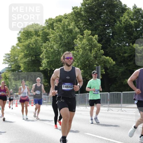 29.06.2025 - hella hamburg halbmarathon Jannik Wohlers http://msf.ph/oto/8140024 29.06.2025 10:05:06 Lombardsbrücke 1863, 1936, 1981, 2288, 2298, 2624, 3578, 4014, 4782, 5073, 9075, 9165, 9559, 9680, 9736, 9737, 9738, 10343, 10694, 11784, 11873, 11958, 12557, 13221, 14465, 14642, 16092, 16546, 16847, 17731, 18616, 18617, 19248 meine-sportfotos.de