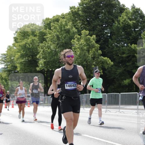 29.06.2025 - hella hamburg halbmarathon Jannik Wohlers http://msf.ph/oto/8140035 29.06.2025 10:05:06 Lombardsbrücke 1863, 1936, 1981, 2288, 2298, 2624, 3578, 4014, 4782, 5073, 9075, 9165, 9559, 9680, 9736, 9737, 9738, 10343, 10694, 11784, 11873, 11958, 12557, 13221, 14465, 14642, 16092, 16546, 16847, 17731, 18616, 18617, 19248 meine-sportfotos.de