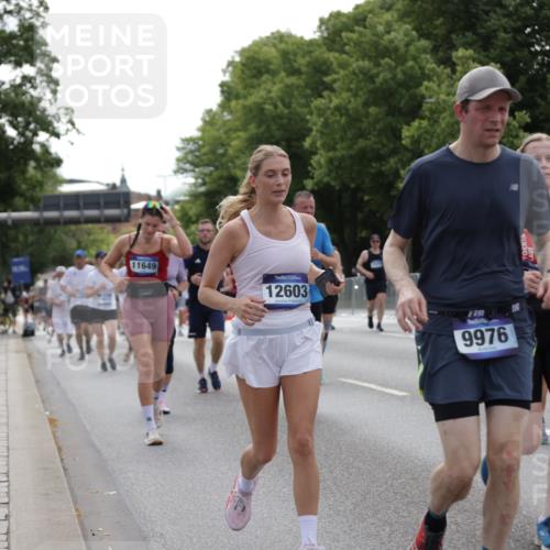 29.06.2025 - hella hamburg halbmarathon Jannik Wohlers http://msf.ph/oto/8140044 29.06.2025 10:42:54 Lombardsbrücke 1155, 1467, 1816, 1878, 2267, 2361, 2971, 3074, 3238, 3329, 3638, 4056, 4177, 4302, 4367, 4680, 5268, 5610, 5720, 5755, 6012, 6440, 7461, 7872, 7926, 8135, 8184, 8408, 8435, 9072, 9639, 9641, 9976, 10536, 11093, 11279, 11443, 11649, 11671, 11969, 12485, 12603, 13526, 13676, 13684, 13685, 13786, 13852, 14528, 14890, 15246, 15509, 15514, 15717, 16055, 16263, 16264, 16358, 16840, 17921, 18497, 18898, 19031, 19043, 19141 meine-sportfotos.de