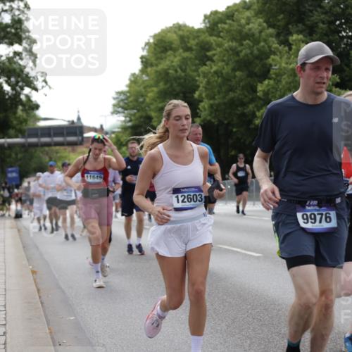 29.06.2025 - hella hamburg halbmarathon Jannik Wohlers http://msf.ph/oto/8140049 29.06.2025 10:42:54 Lombardsbrücke 1155, 1467, 1816, 1878, 2267, 2361, 2971, 3074, 3238, 3329, 3638, 4056, 4177, 4302, 4367, 4680, 5268, 5610, 5720, 5755, 6012, 6440, 7461, 7872, 7926, 8135, 8184, 8408, 8435, 9072, 9639, 9641, 9976, 10536, 11093, 11279, 11443, 11649, 11671, 11969, 12485, 12603, 13526, 13676, 13684, 13685, 13786, 13852, 14528, 14890, 15246, 15509, 15514, 15717, 16055, 16263, 16264, 16358, 16840, 17921, 18497, 18898, 19031, 19043, 19141 meine-sportfotos.de