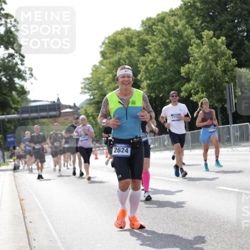 29.06.2025 - hella hamburg halbmarathon Jannik Wohlers http://msf.ph/oto/8140110 29.06.2025 10:05:12 Lombardsbrücke 1936, 1981, 2298, 2624, 3461, 3929, 4014, 4782, 5073, 5762, 9339, 9736, 9737, 9738, 9917, 10343, 10791, 10998, 11784, 11873, 11958, 14465, 14642, 16546, 17731, 17740, 18973, 19248 meine-sportfotos.de