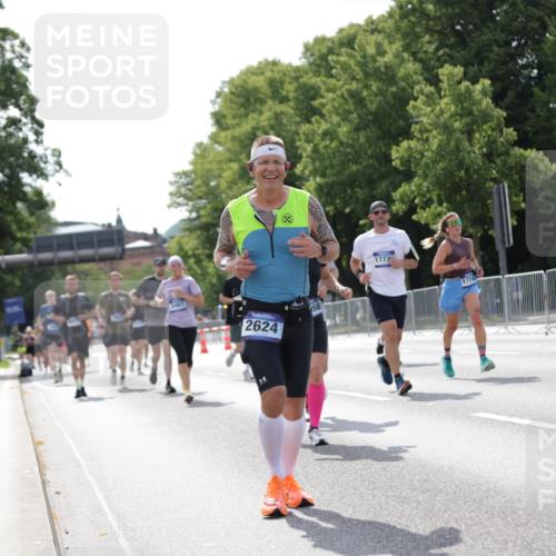 29.06.2025 - hella hamburg halbmarathon Jannik Wohlers http://msf.ph/oto/8140114 29.06.2025 10:05:13 Lombardsbrücke 1936, 1981, 2298, 2471, 2624, 3461, 3929, 4014, 4782, 5073, 5762, 9339, 9736, 9737, 9738, 9917, 10343, 10791, 10998, 11784, 11873, 11958, 14465, 14642, 16546, 17731, 17740, 18973, 19248 meine-sportfotos.de