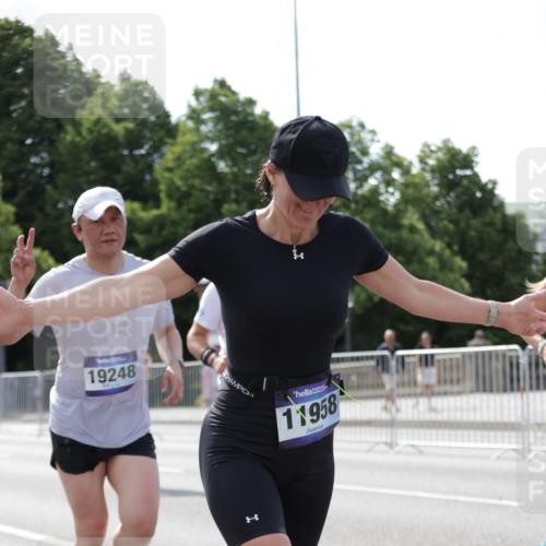 29.06.2025 - hella hamburg halbmarathon Jannik Wohlers http://msf.ph/oto/8140132 29.06.2025 10:05:16 Lombardsbrücke 1936, 2471, 2540, 2624, 3461, 3929, 4782, 5762, 8894, 8909, 9339, 9477, 9736, 9737, 9738, 9917, 10343, 10791, 10998, 11873, 11958, 14465, 14642, 16546, 17731, 17740, 18973, 19248 meine-sportfotos.de