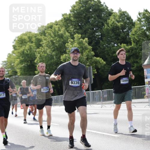 29.06.2025 - hella hamburg halbmarathon Jannik Wohlers http://msf.ph/oto/8140151 29.06.2025 10:05:18 Lombardsbrücke 1229, 1936, 2471, 2540, 2624, 3461, 3929, 4782, 5762, 8894, 8909, 9339, 9477, 9736, 9737, 9738, 9917, 10343, 10791, 10998, 11958, 14465, 14642, 17731, 17740, 18973, 19248 meine-sportfotos.de