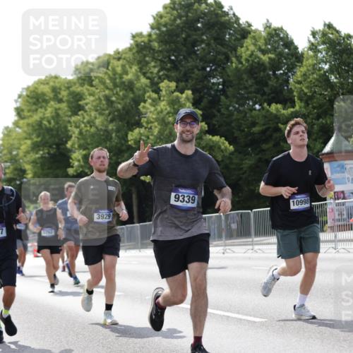 29.06.2025 - hella hamburg halbmarathon Jannik Wohlers http://msf.ph/oto/8140160 29.06.2025 10:05:18 Lombardsbrücke 1229, 1936, 2471, 2540, 2624, 3461, 3929, 4782, 5762, 8894, 8909, 9339, 9477, 9736, 9737, 9738, 9917, 10343, 10791, 10998, 11958, 14465, 14642, 17731, 17740, 18973, 19248 meine-sportfotos.de