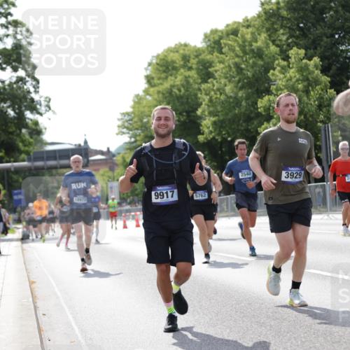 29.06.2025 - hella hamburg halbmarathon Jannik Wohlers http://msf.ph/oto/8140163 29.06.2025 10:05:19 Lombardsbrücke 1229, 2471, 2540, 2624, 3461, 3929, 4782, 5762, 8894, 8909, 9339, 9477, 9736, 9737, 9738, 9917, 10343, 10791, 10998, 11958, 17731, 17740, 18973, 19248 meine-sportfotos.de