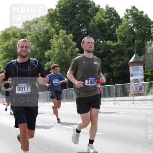 29.06.2025 - hella hamburg halbmarathon Jannik Wohlers http://msf.ph/oto/8140177 29.06.2025 10:05:19 Lombardsbrücke 1229, 2471, 2540, 2624, 3461, 3929, 4782, 5762, 8894, 8909, 9339, 9477, 9736, 9737, 9738, 9917, 10343, 10791, 10998, 11958, 17731, 17740, 18973, 19248 meine-sportfotos.de