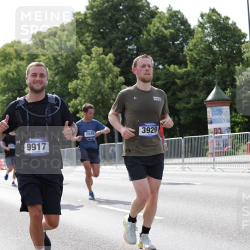 29.06.2025 - hella hamburg halbmarathon Jannik Wohlers http://msf.ph/oto/8140179 29.06.2025 10:05:19 Lombardsbrücke 1229, 2471, 2540, 2624, 3461, 3929, 4782, 5762, 8894, 8909, 9339, 9477, 9736, 9737, 9738, 9917, 10343, 10791, 10998, 11958, 17731, 17740, 18973, 19248 meine-sportfotos.de