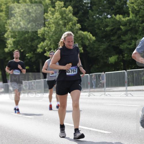 29.06.2025 - hella hamburg halbmarathon Jannik Wohlers http://msf.ph/oto/8140184 29.06.2025 10:05:21 Lombardsbrücke 1229, 2471, 2540, 2624, 3461, 3929, 4782, 5762, 8894, 8909, 9339, 9477, 9736, 9737, 9738, 9917, 10791, 10998, 11958, 17731, 17740, 17885, 18973, 19248 meine-sportfotos.de