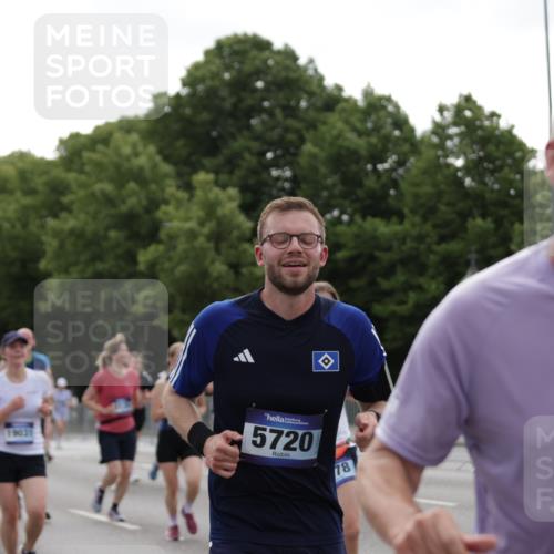 29.06.2025 - hella hamburg halbmarathon Jannik Wohlers http://msf.ph/oto/8140198 29.06.2025 10:42:59 Lombardsbrücke 1155, 1816, 1878, 3238, 3329, 3638, 4056, 4177, 4302, 4367, 4680, 5370, 5720, 6012, 6096, 6440, 6931, 7872, 7926, 8135, 8233, 8408, 8435, 9639, 9641, 9976, 10083, 10200, 10202, 11093, 11279, 11649, 11969, 12603, 12654, 13526, 13684, 13685, 13748, 13786, 13852, 14528, 14890, 15187, 15509, 15514, 15717, 16055, 16358, 16560, 17143, 17210, 18497, 19031, 19043, 19141 meine-sportfotos.de