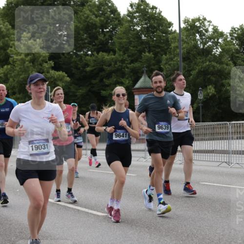 29.06.2025 - hella hamburg halbmarathon Jannik Wohlers http://msf.ph/oto/8140228 29.06.2025 10:43:01 Lombardsbrücke 1155, 1816, 1878, 3238, 3329, 3390, 3638, 4056, 4302, 4367, 5370, 5720, 6012, 6096, 6226, 6440, 6931, 7872, 7926, 8135, 8233, 8408, 8435, 9639, 9641, 9976, 10083, 10200, 10202, 10325, 11093, 11279, 11649, 11969, 12603, 12654, 13684, 13685, 13748, 13786, 14528, 14890, 15187, 15509, 15514, 15717, 16055, 16358, 16560, 16901, 16902, 17143, 17210, 18341, 18497, 19031, 19043, 19141 meine-sportfotos.de