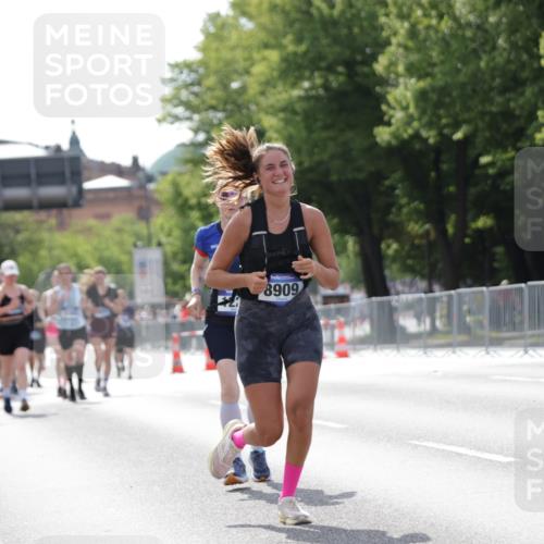 29.06.2025 - hella hamburg halbmarathon Jannik Wohlers http://msf.ph/oto/8140230 29.06.2025 10:05:24 Lombardsbrücke 1229, 1448, 1830, 2471, 2540, 3461, 3929, 4169, 5762, 8894, 8909, 9339, 9477, 9917, 10791, 10998, 11958, 17731, 17740, 17885, 18973, 19248 meine-sportfotos.de