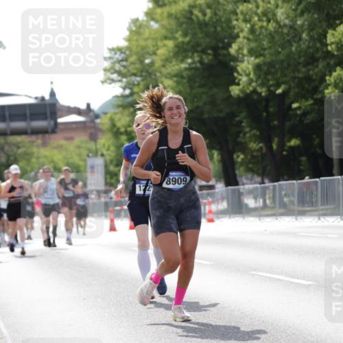 29.06.2025 - hella hamburg halbmarathon Jannik Wohlers http://msf.ph/oto/8140231 29.06.2025 10:05:24 Lombardsbrücke 1229, 1448, 1830, 2471, 2540, 3461, 3929, 4169, 5762, 8894, 8909, 9339, 9477, 9917, 10791, 10998, 11958, 17731, 17740, 17885, 18973, 19248 meine-sportfotos.de