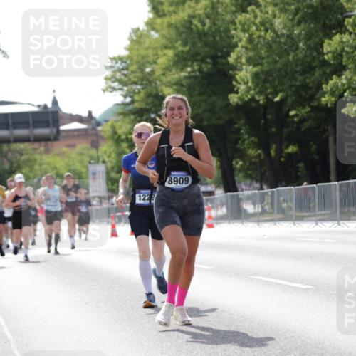 29.06.2025 - hella hamburg halbmarathon Jannik Wohlers http://msf.ph/oto/8140234 29.06.2025 10:05:24 Lombardsbrücke 1229, 1448, 1830, 2471, 2540, 3461, 3929, 4169, 5762, 8894, 8909, 9339, 9477, 9917, 10791, 10998, 11958, 17731, 17740, 17885, 18973, 19248 meine-sportfotos.de