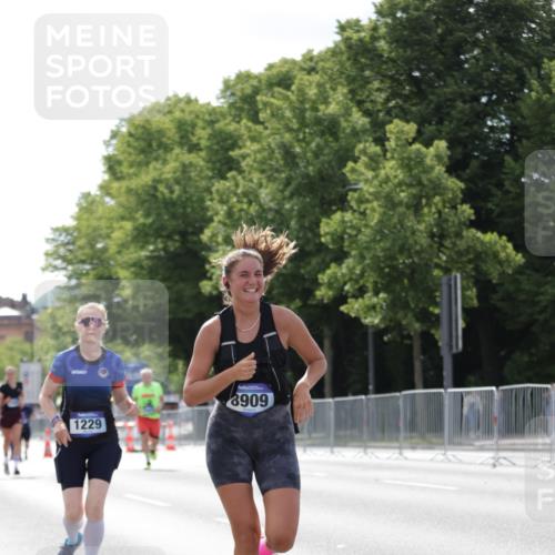 29.06.2025 - hella hamburg halbmarathon Jannik Wohlers http://msf.ph/oto/8140236 29.06.2025 10:05:25 Lombardsbrücke 1229, 1448, 1830, 1842, 2471, 2540, 3461, 3929, 4169, 5762, 8894, 8909, 9339, 9477, 9917, 10791, 10998, 17731, 17740, 17885, 18857, 18973, 19248 meine-sportfotos.de