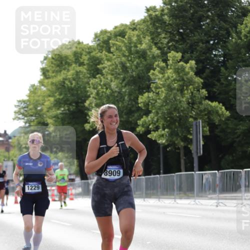 29.06.2025 - hella hamburg halbmarathon Jannik Wohlers http://msf.ph/oto/8140239 29.06.2025 10:05:25 Lombardsbrücke 1229, 1448, 1830, 1842, 2471, 2540, 3461, 3929, 4169, 5762, 8894, 8909, 9339, 9477, 9917, 10791, 10998, 17731, 17740, 17885, 18857, 18973, 19248 meine-sportfotos.de