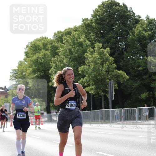 29.06.2025 - hella hamburg halbmarathon Jannik Wohlers http://msf.ph/oto/8140243 29.06.2025 10:05:25 Lombardsbrücke 1229, 1448, 1830, 1842, 2471, 2540, 3461, 3929, 4169, 5762, 8894, 8909, 9339, 9477, 9917, 10791, 10998, 17731, 17740, 17885, 18857, 18973, 19248 meine-sportfotos.de